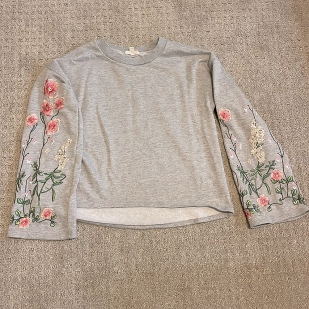 One Hart Embroidered Floral Slight Bell Sleeve Crop Crew Neck Sweatshirt